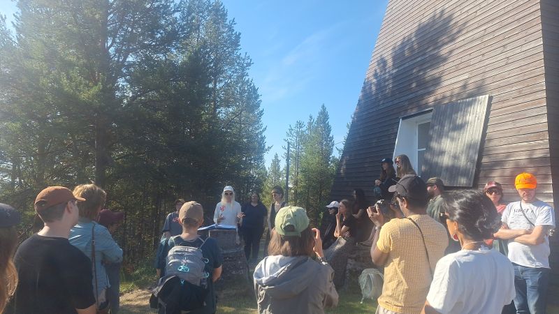 69°26'48.8‘N 29°55'30.1’E - A Digestion Based on a ritual-lecture held at the Gaivolahaugen in Pasvik, artist Annike Flo put together a photo collage that, rather than presenting the performance, gives a close-up look at what this event, with around 30 participants, came to be about. Sitting together on the ground and watching a textile ‘worm’ being dug out of the soil, dry as sand, sharing stories of violence and injustice, and picking blueberries that had ripened under the polar sun on a bright Thursday afternoon in mid-August.
